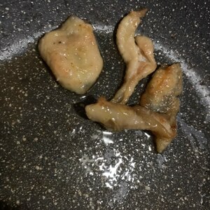 お肉屋さんの鶏皮油とパリ皮炒め